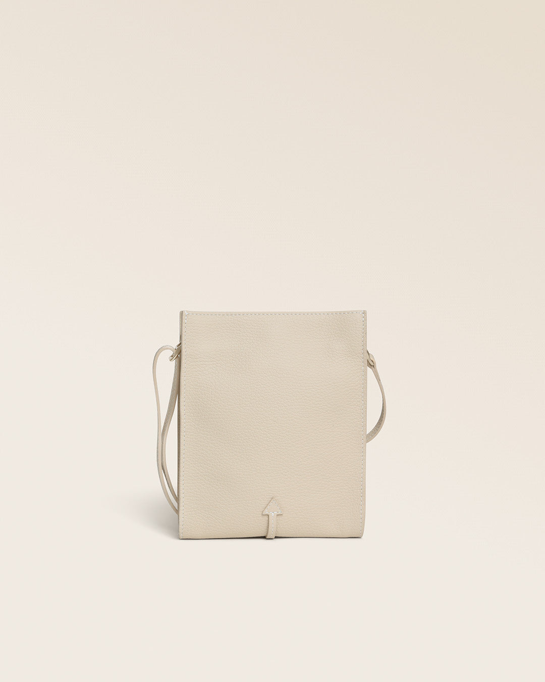 Notre pochette Aglaé Renouard en cuir façon vigogne crème, vue de dos en studio.