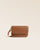 La pochette Coralie Renouard en cuir lisse camel et accessoires dorés, avec sa bandoulière amovible, vue de face en studio.
