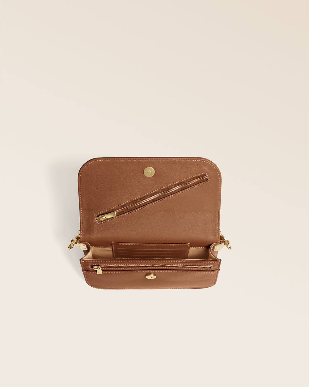 La pochette Coralie Renouard en cuir lisse camel et accessoires dorés, avec sa bandoulière amovible, vue ouverte en studio.