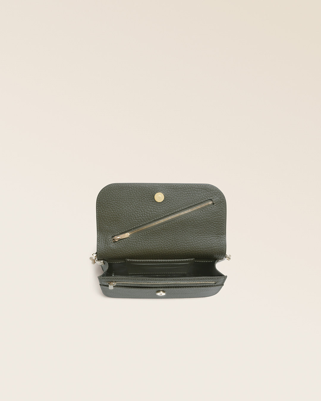 Notre pochette Coralie Renouard en cuir façon vigogne kaki, vue ouverte en studio.