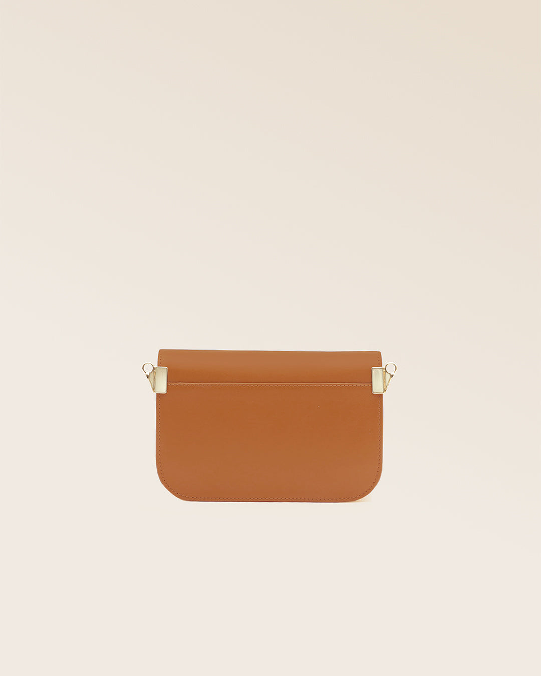 Notre pochette Coralie Renouard, en cuir vintage camel, vue de dos en studio.