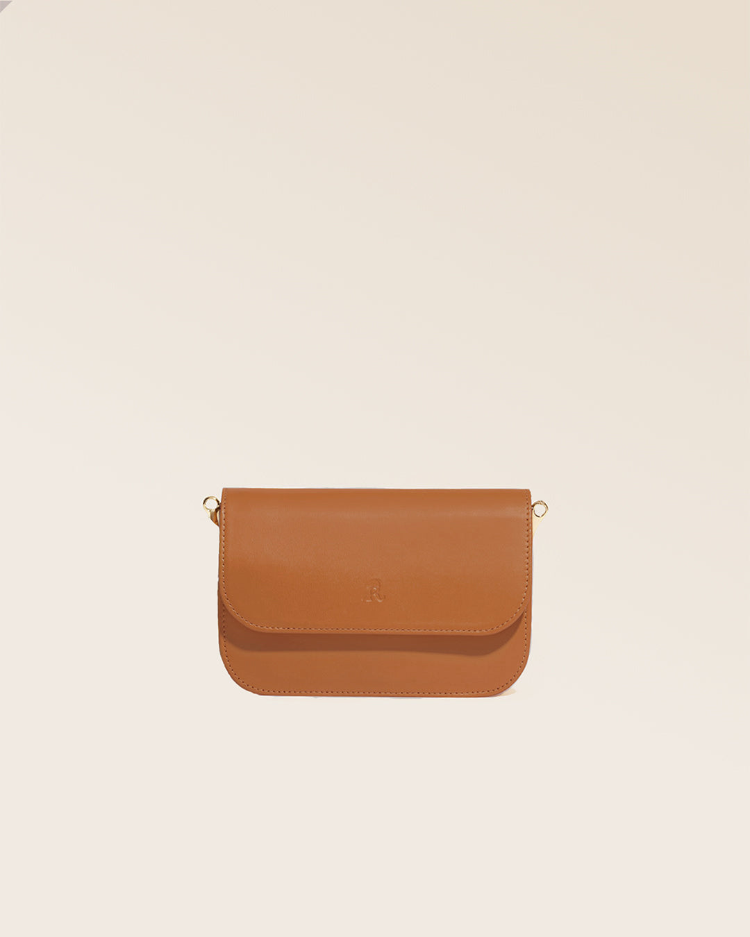 Notre pochette Coralie Renouard, en cuir vintage camel, vue de face en studio.