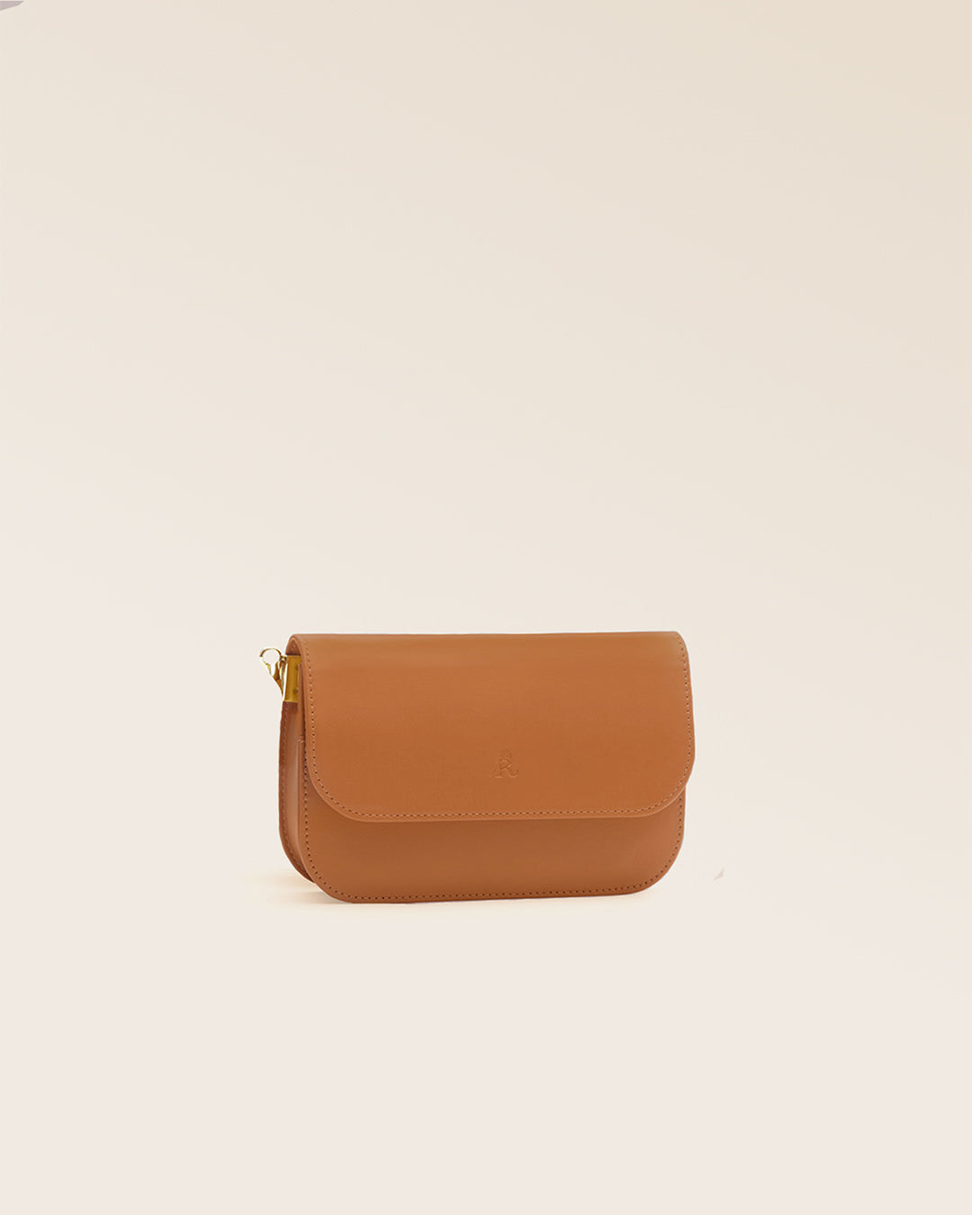 Notre pochette Coralie Renouard, en cuir vintage camel, vue de quart en studio.
