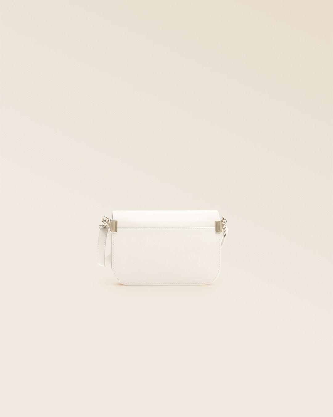 Notre pochette Coralie en cuir vintage craie vue de dos en studio.