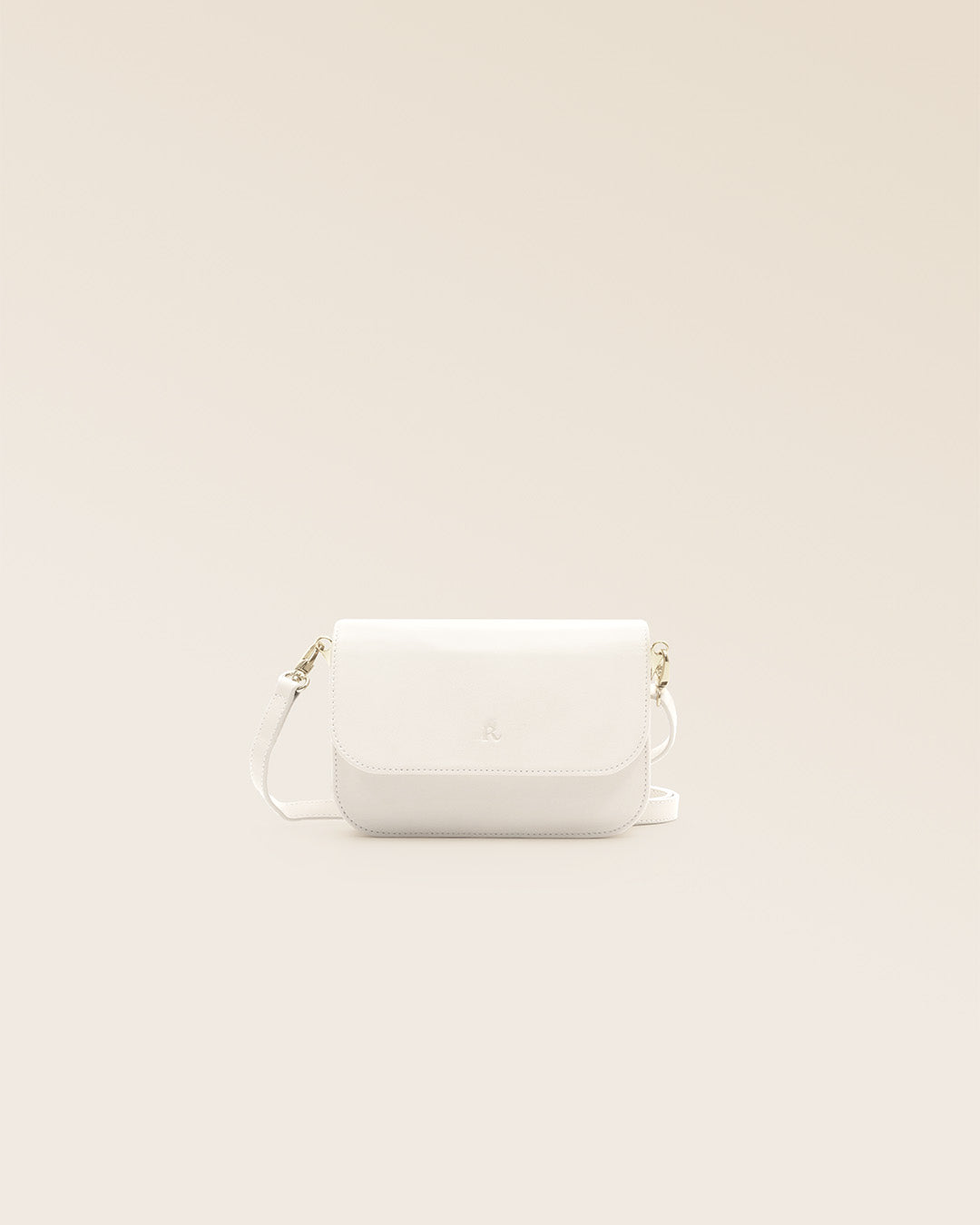 Notre pochette Coralie en cuir vintage craie vue de face en studio.