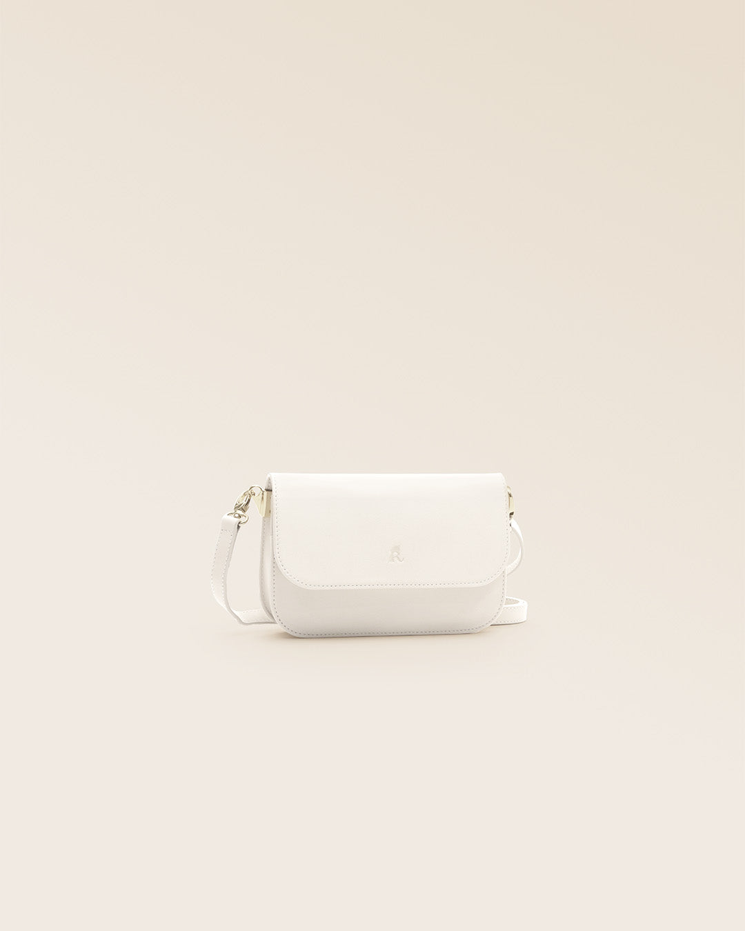 Notre pochette Coralie en cuir vintage craie vue de quart en studio.