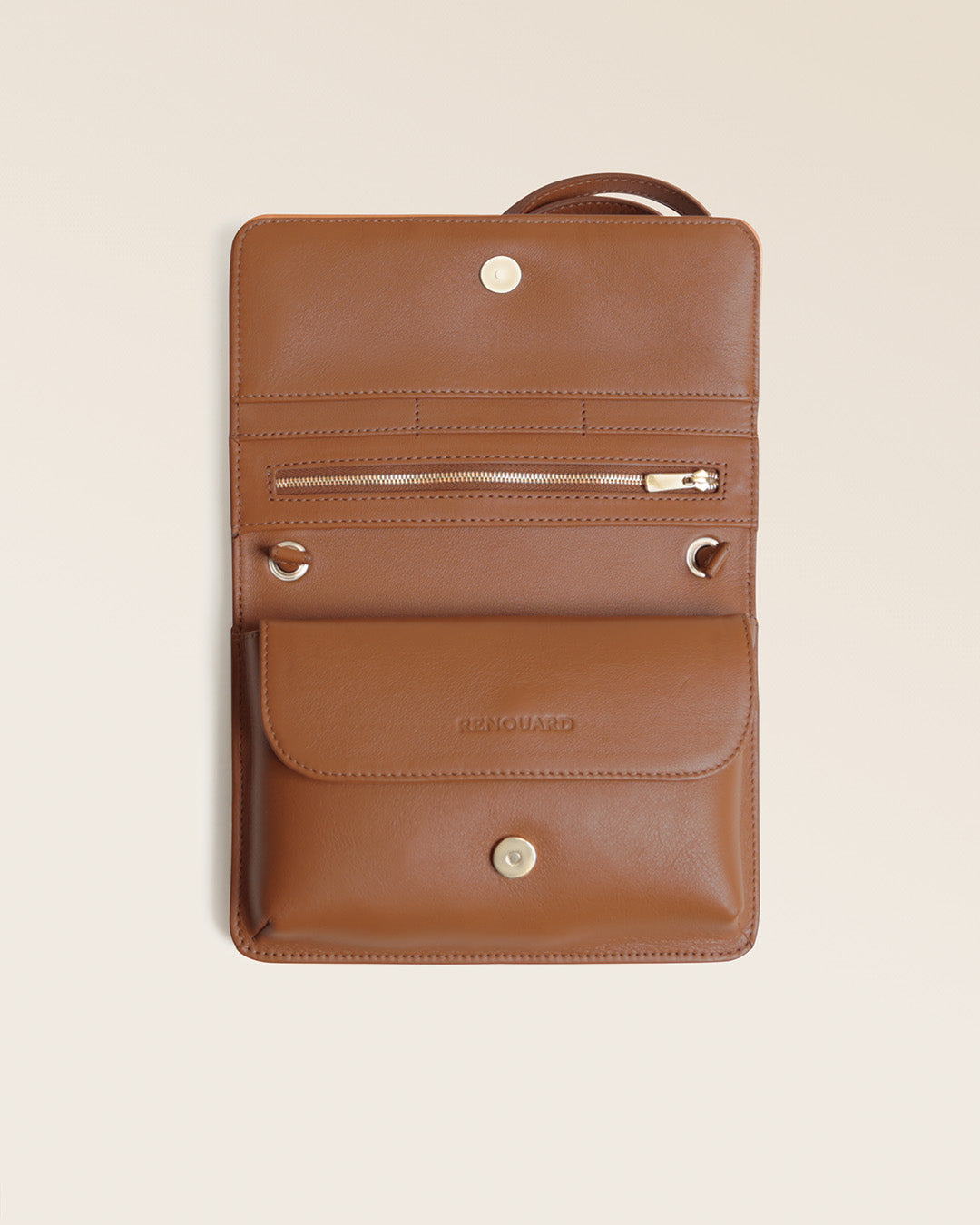 Notre pochette Fréhel Renouard en cuir vintage camel, vue de face ouverte en studio.