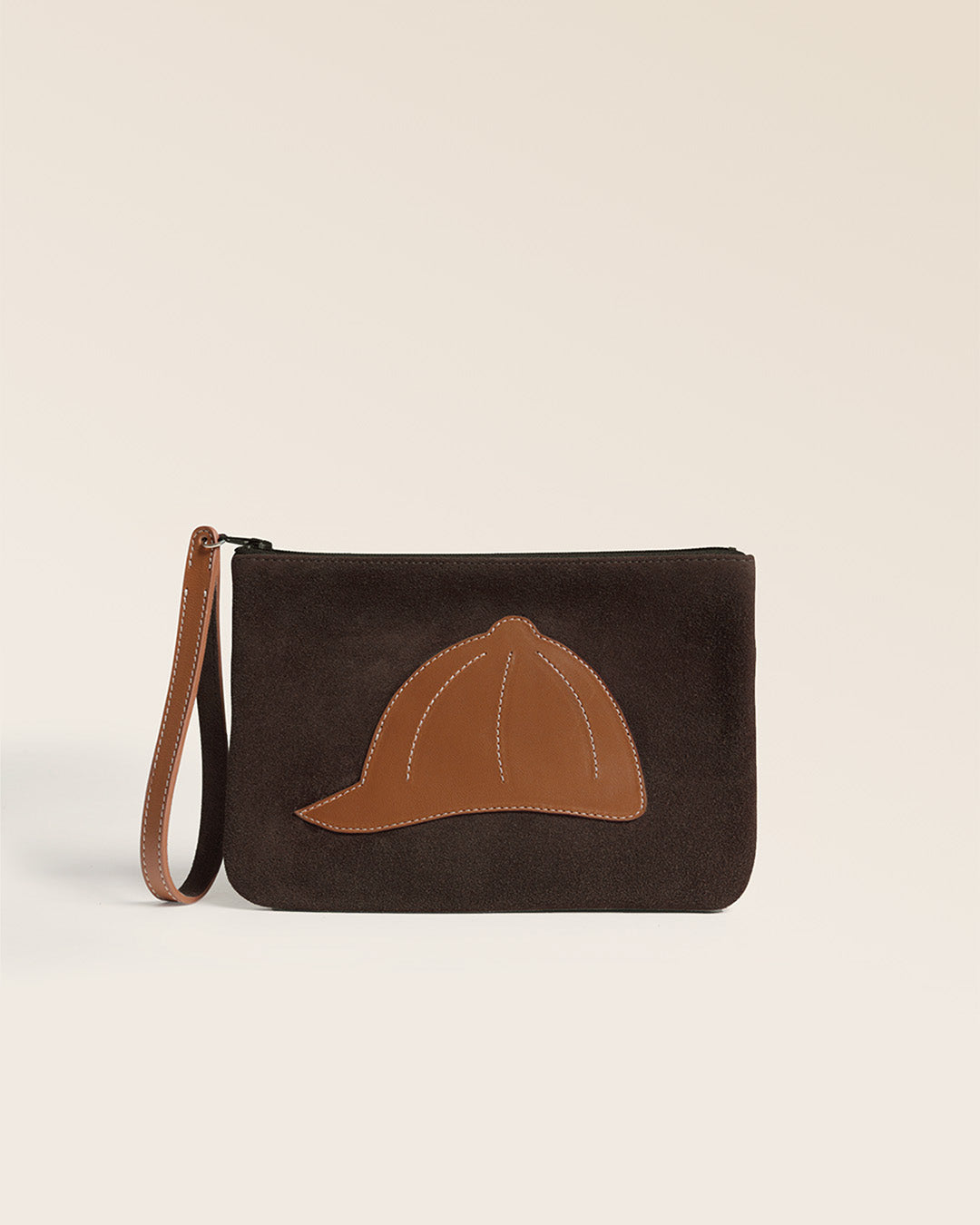 Notre pochette Galop Renouard en cuir veau velours espresso et vintage camel, vue de face en studio.