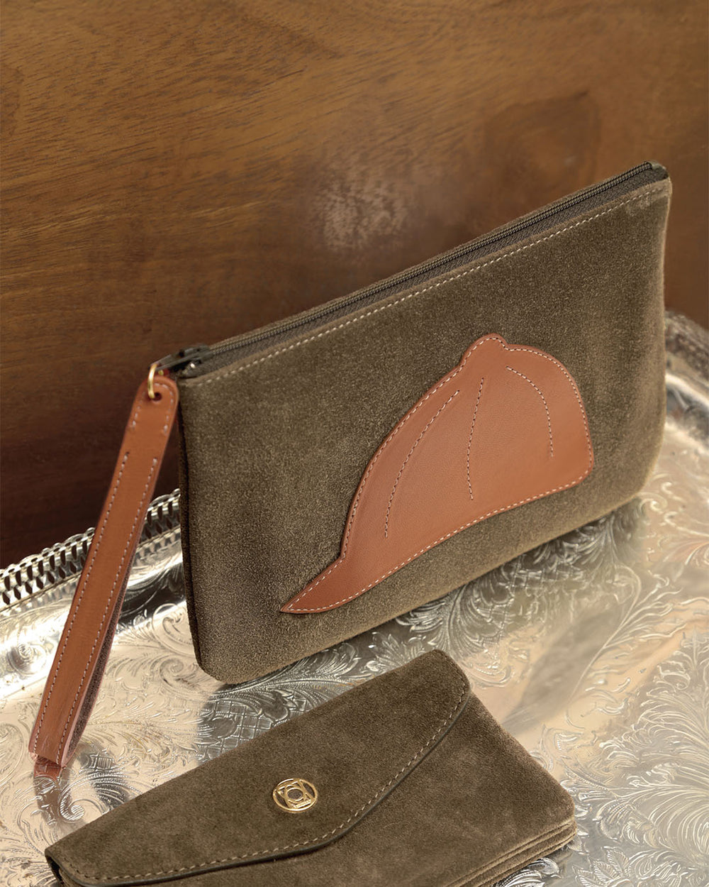 Notre pochette Galop Renouard en cuir veau velours truffe et vintage camel, vue en ambiance.