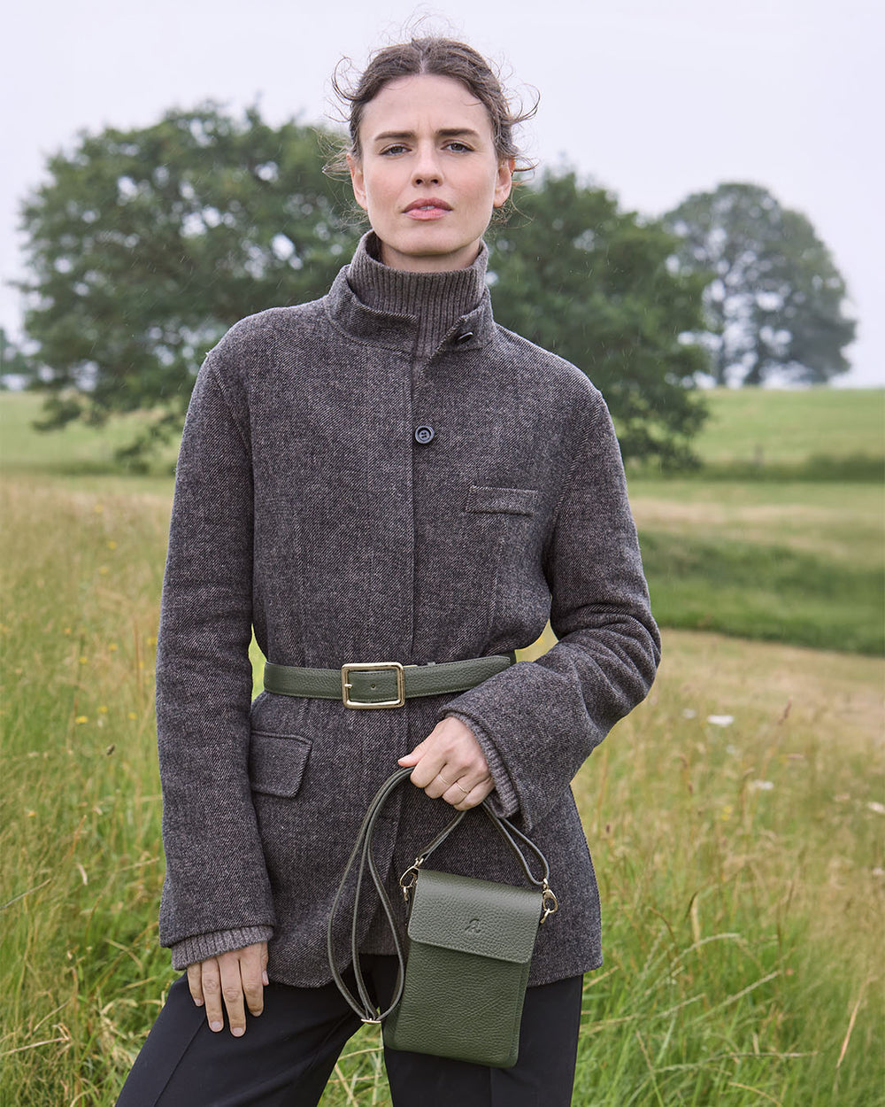 La pochette Goéland Renouard, en cuir façon vigogne kaki, vue portée par notre mannequin.