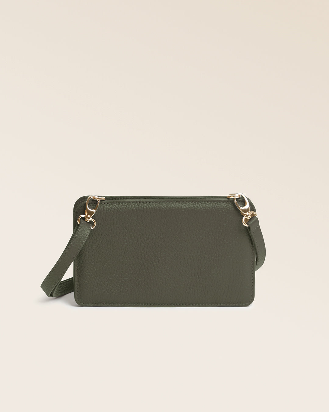 Notre pochette Manolo Renouard en cuir façon vigogne kaki, vue de dos en studio.