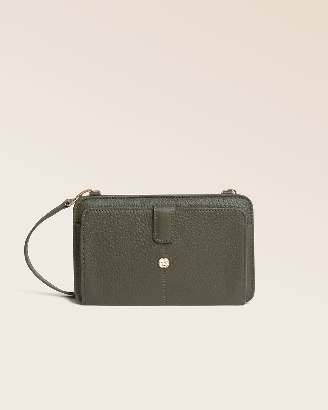 Notre pochette Manolo Renouard en cuir façon vigogne kaki, vue de face en studio.