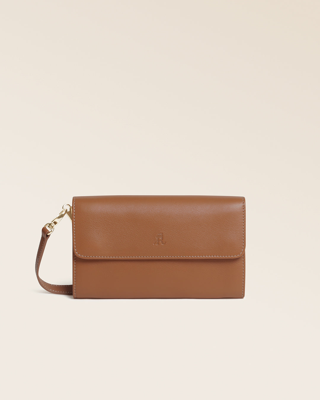 Notre pochette Raphaël Renouard en cuir vintage camel, vue de face en studio.