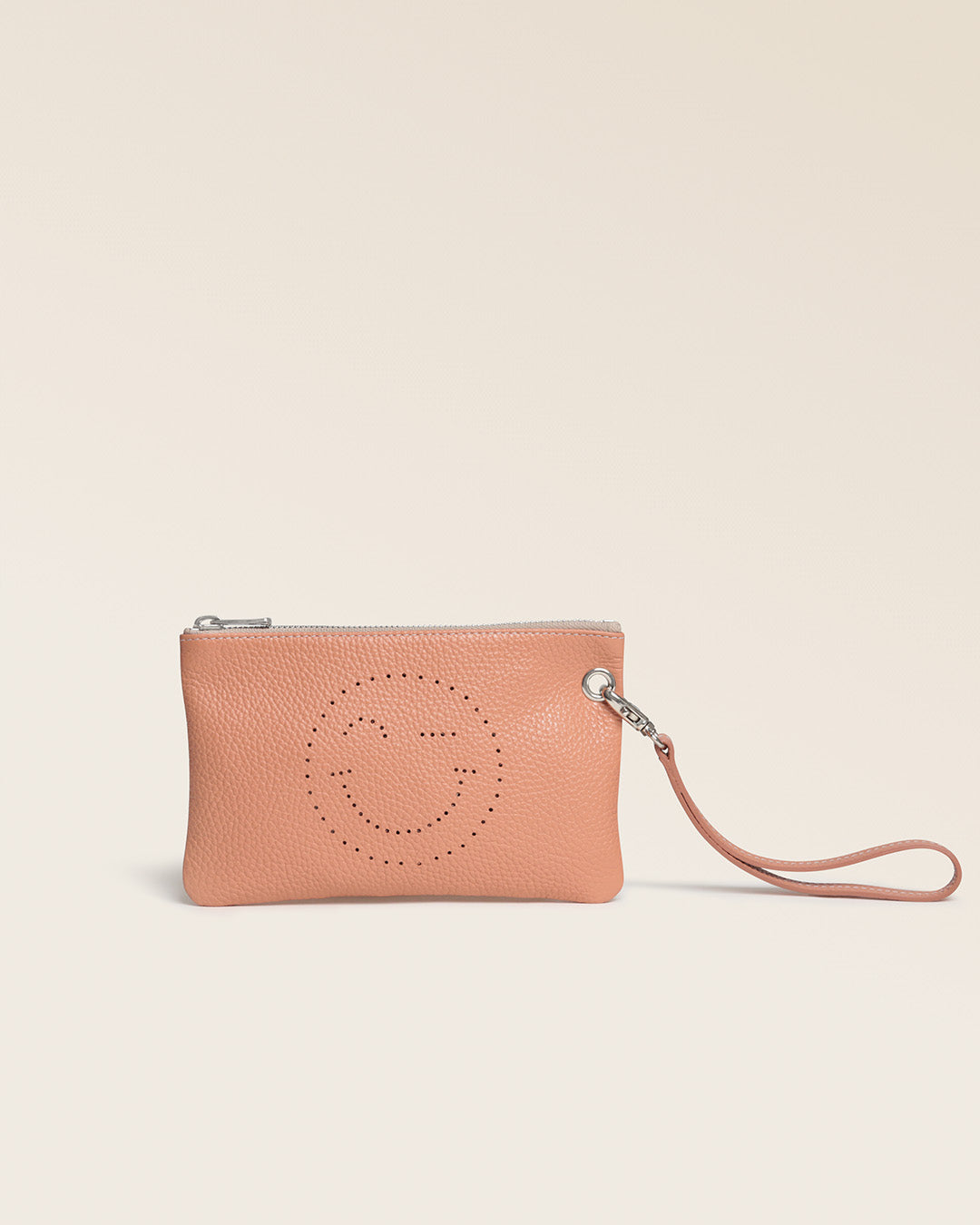 Notre pochette Smiley Renouard en cuir façon vigogne pêche, vue de face en studio.