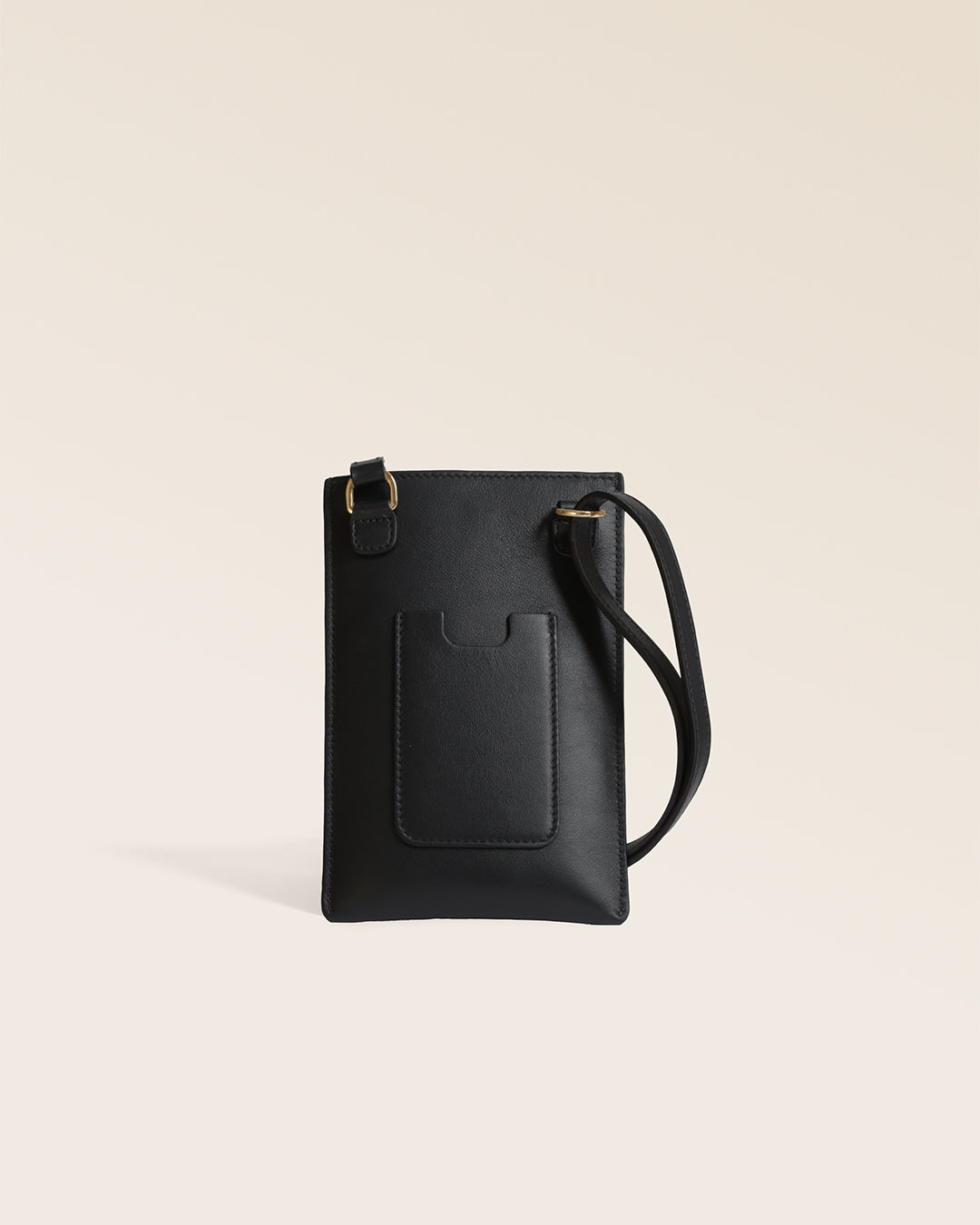 La pochette Téléphone Renouard en cuir lisse noir et accessoires dorés, vue de dos en studio.