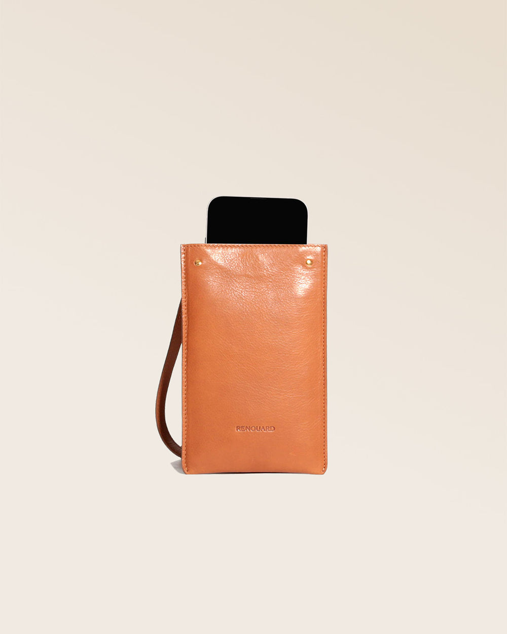 Notre pochette téléphone Renouard en cuir vintage camel vue de face en studio.