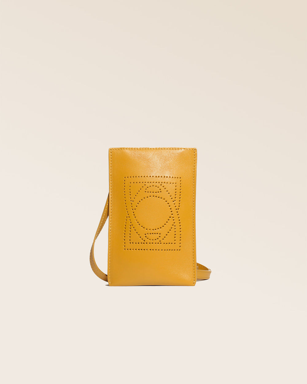 Notre pochette téléphone Étrivière Renouard en cuir lisse curry, vue de face en studio.