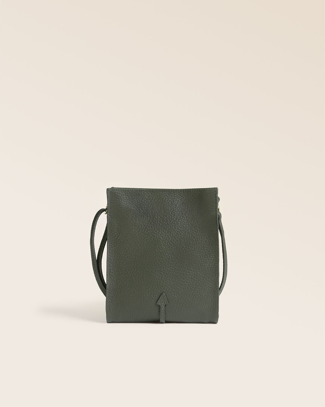 La pochette Aglaé Renouard, en cuir façon vigogne kaki, vue de dos en studio.