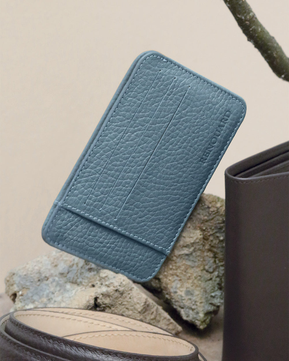 Notre porte-cartes Adam en cuir façon vigogne bleu cobalt vu en ambiance.
