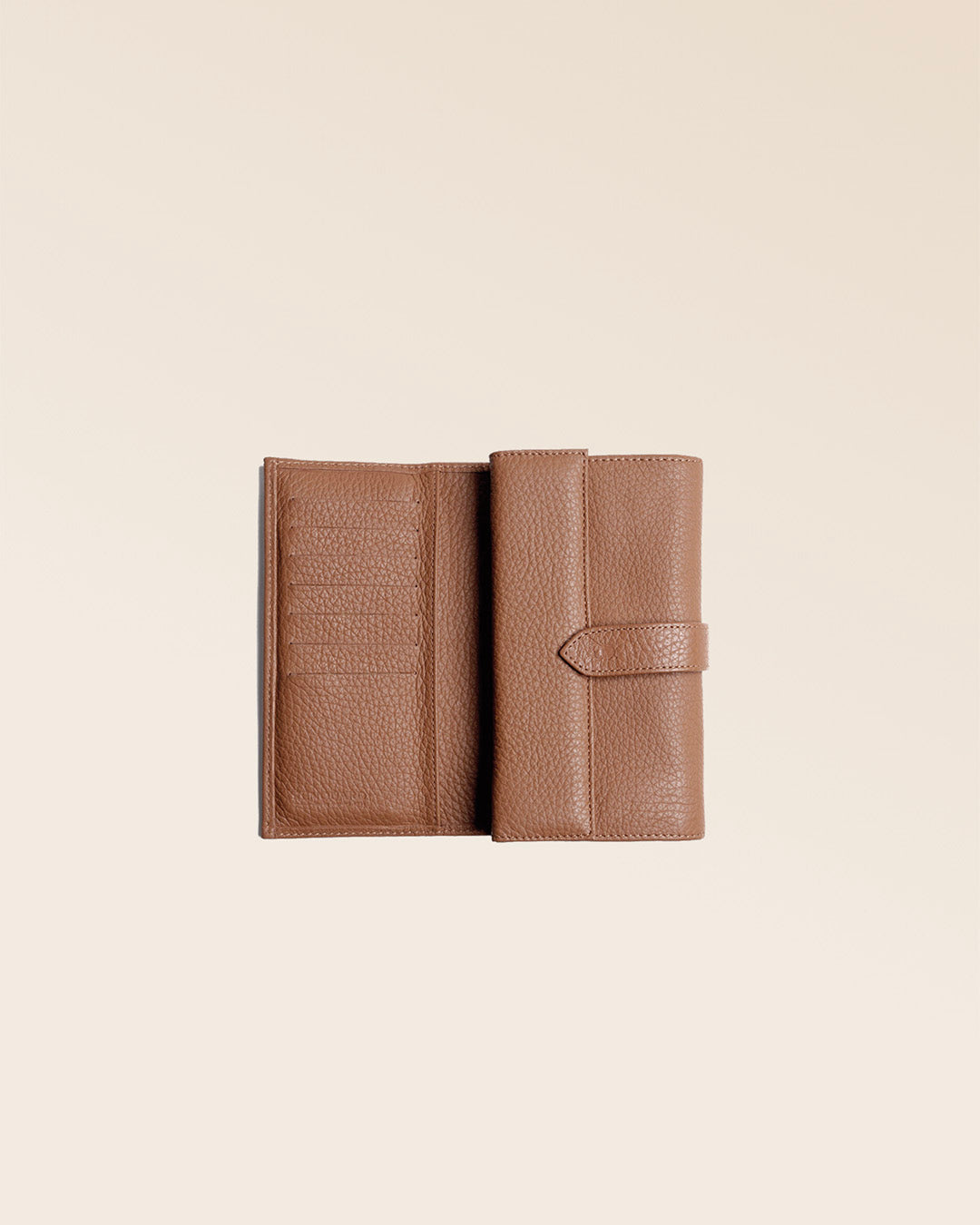 Notre porte-monnaie Adèle Renouard en cuir façon vigogne fauve, vu de face ouvert en studio.