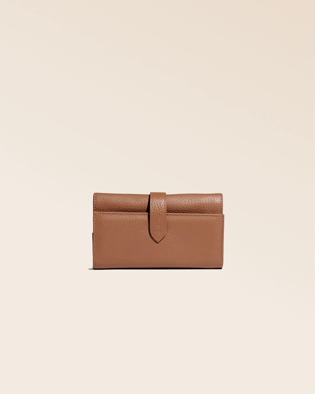 Notre porte-monnaie Adèle Renouard en cuir façon vigogne fauve, vu de face en studio.