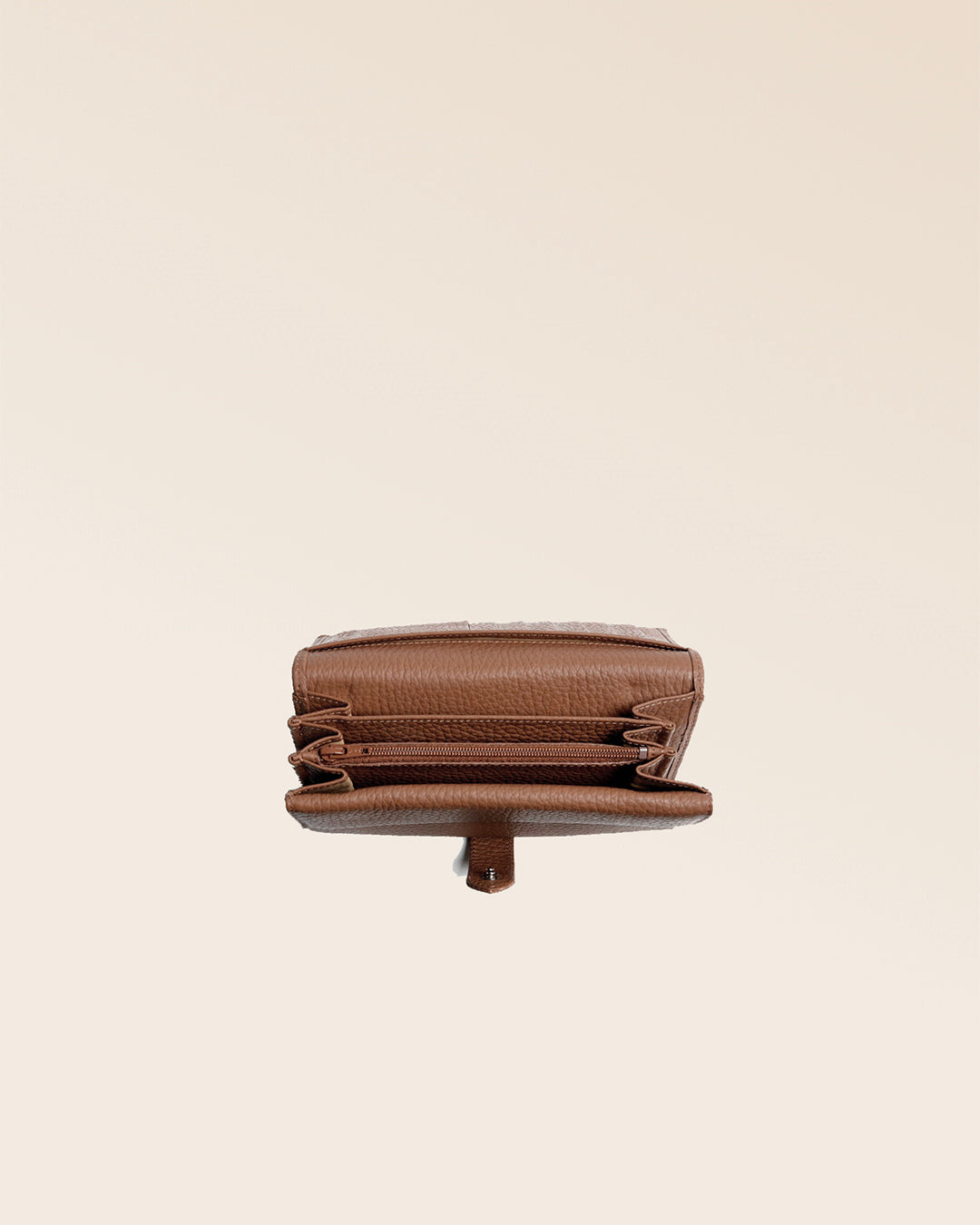 Notre porte-monnaie Adèle Renouard en cuir façon vigogne fauve, vu ouvert en studio.