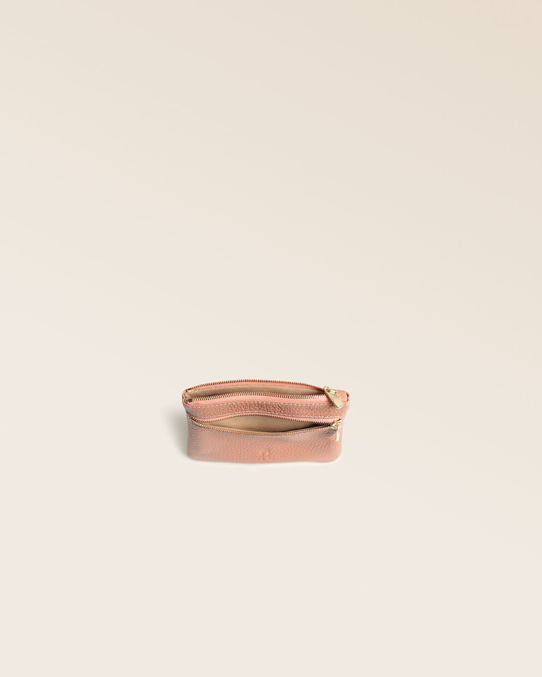 Notre porte-monnaie Capucine Renouard en cuir façon vigogne pêche, vu ouvert en studio.