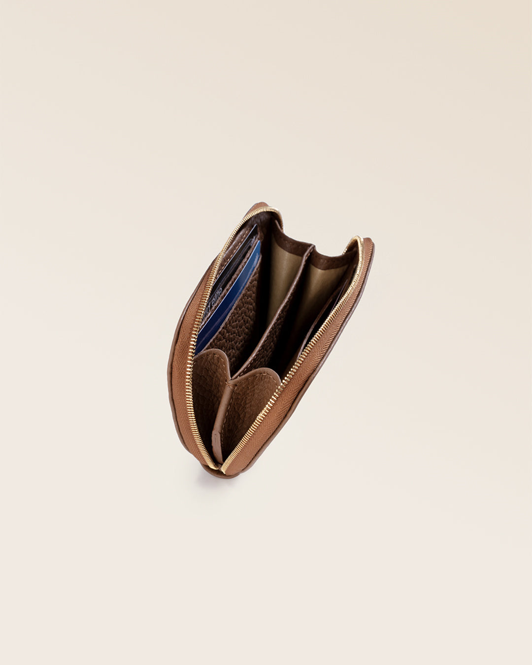 Notre porte-monnaie Galop Renouard en cuir façon vigogne fauve, vu de l'intérieur en studio.