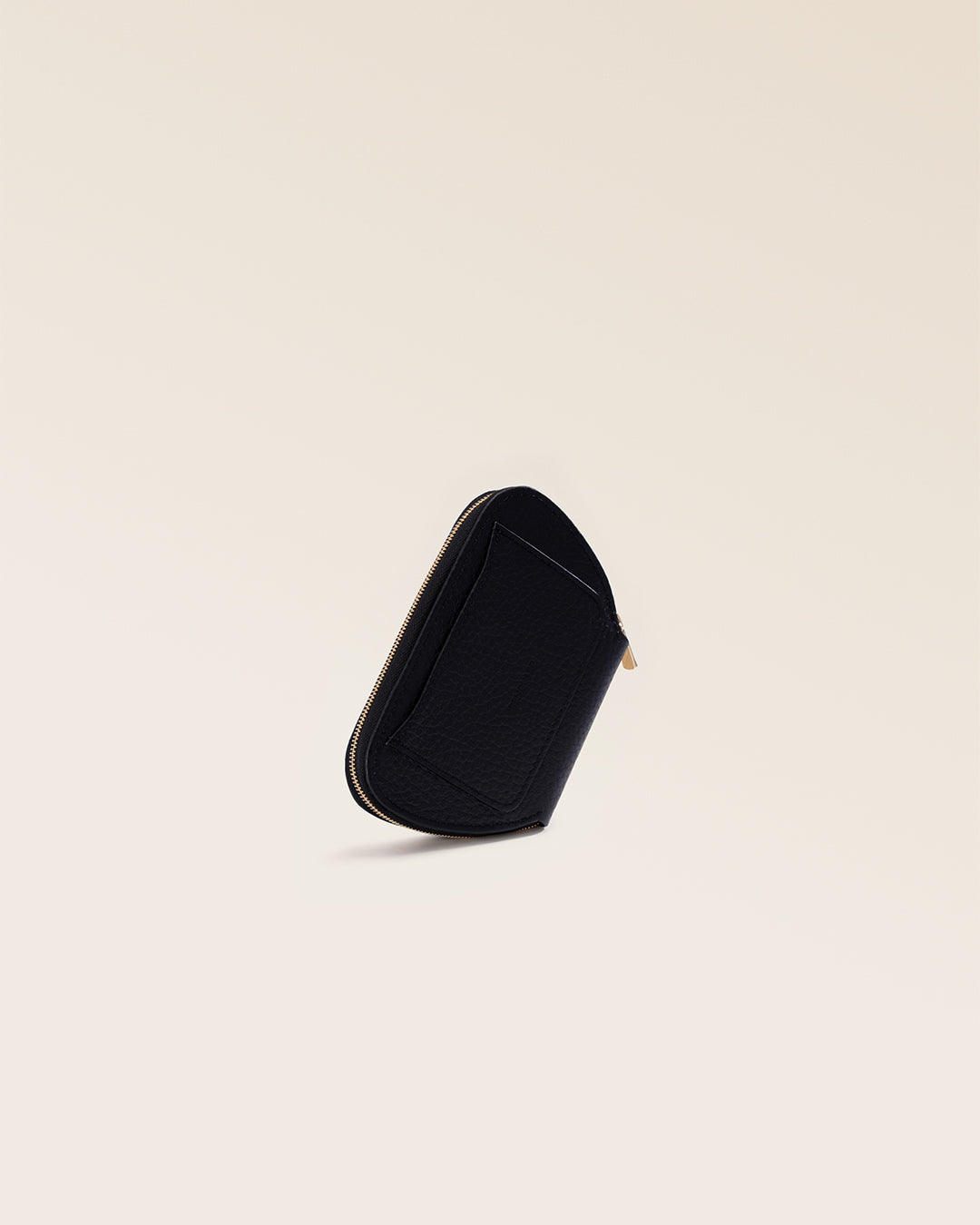 Notre porte-monnaie Galop Renouard en cuir façon vigogne noir, vu de dos en studio.