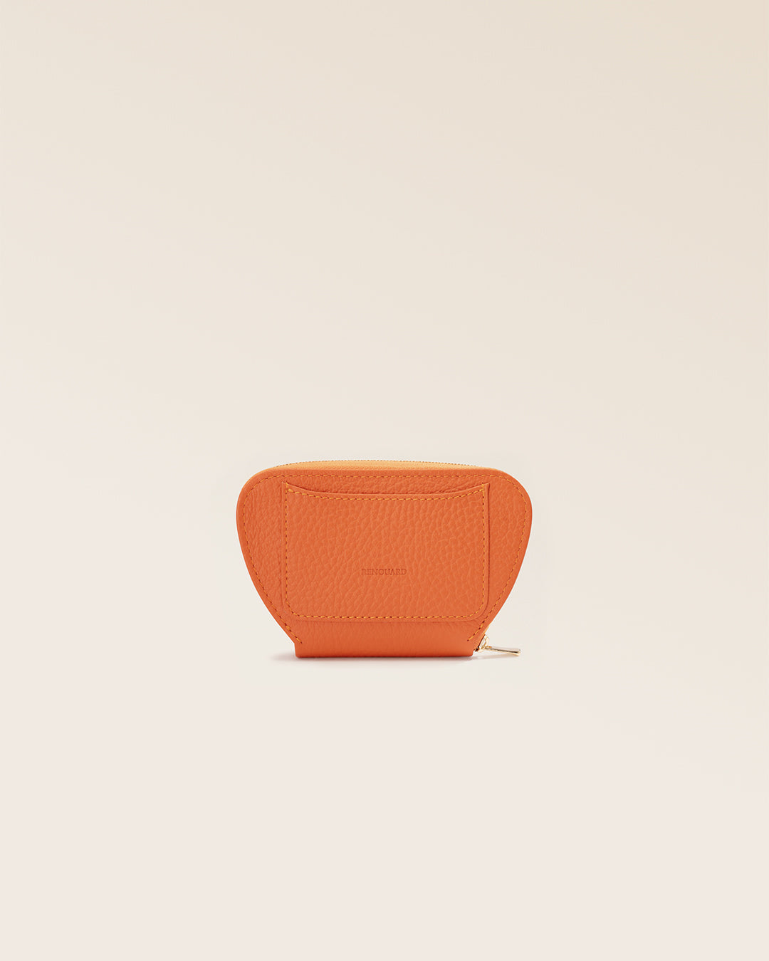 Notre porte-monnaie Galop Renouard, en cuir façon vigogne orange, vu de dos en studio.