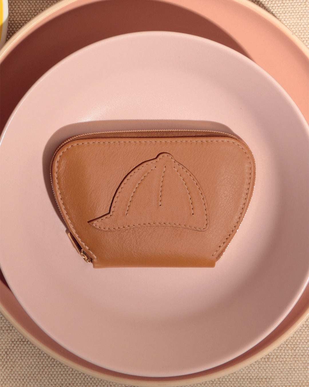 Notre porte-monnaie Galop Renouard en cuir vintage camel, vu en ambiance. 