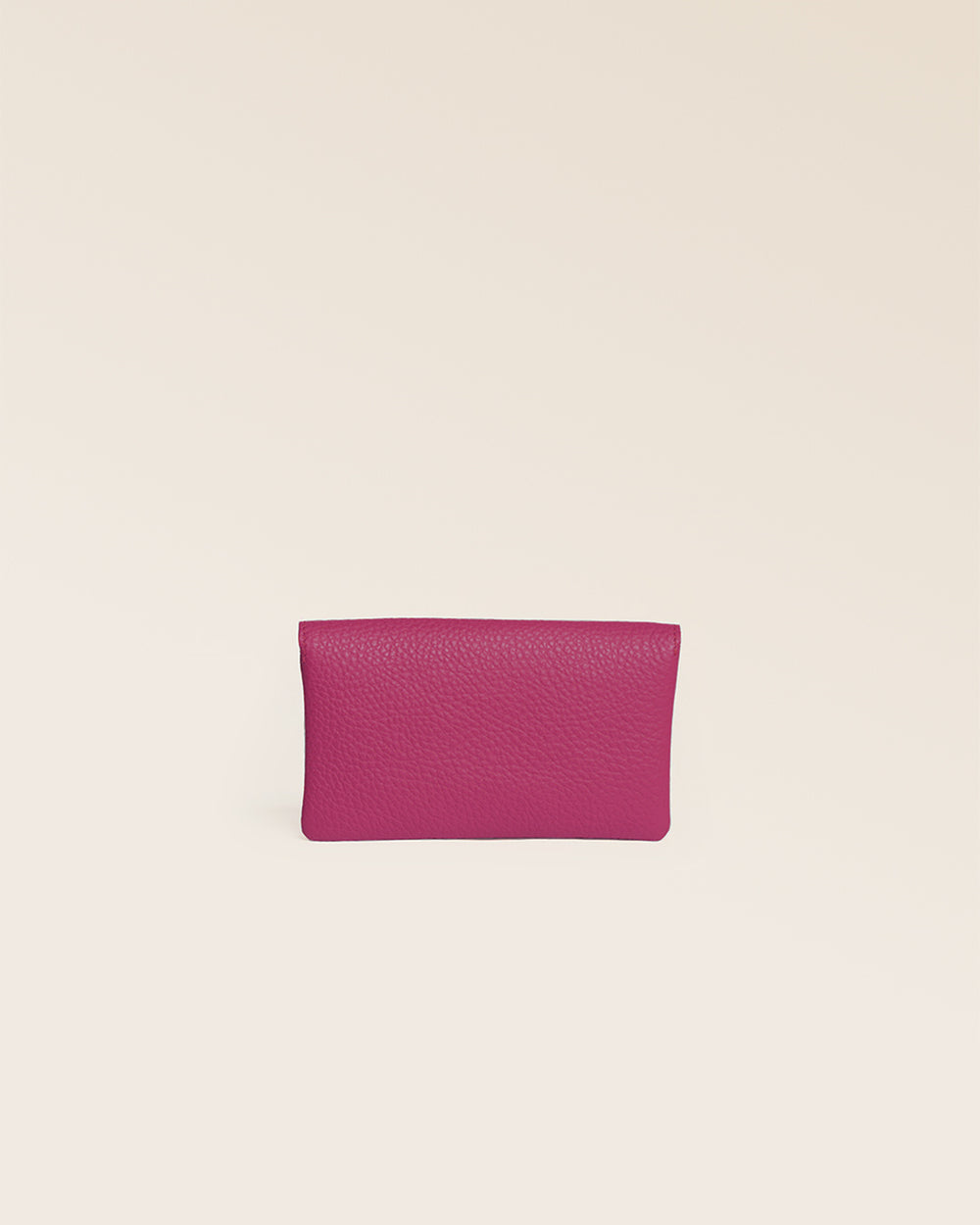 Notre porte-monnaie Lilou Renouard, en cuir façon vigogne pivoine, vu de dos en studio.