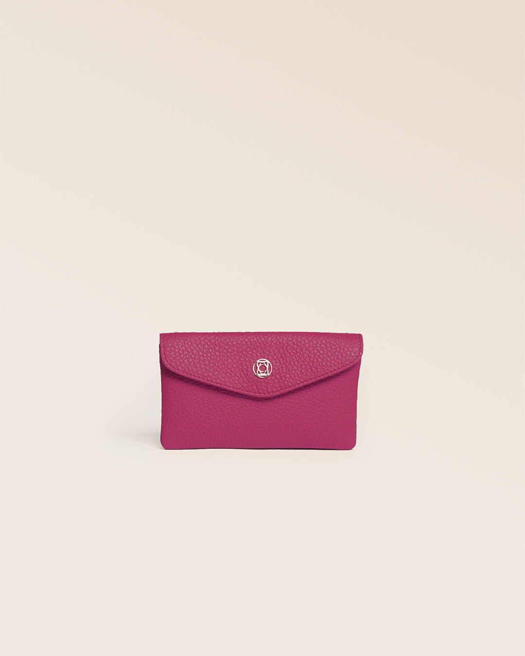 Notre porte-monnaie Lilou Renouard, en cuir façon vigogne pivoine, vu de face en studio.