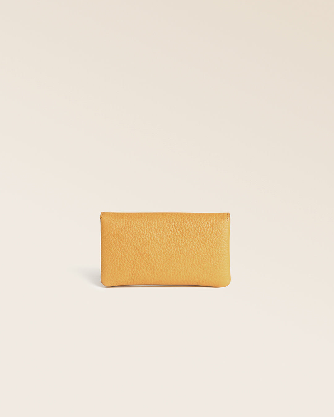 Notre porte-monnaie Lilou en cuir façon vigogne ananas, vu de dos en studio.