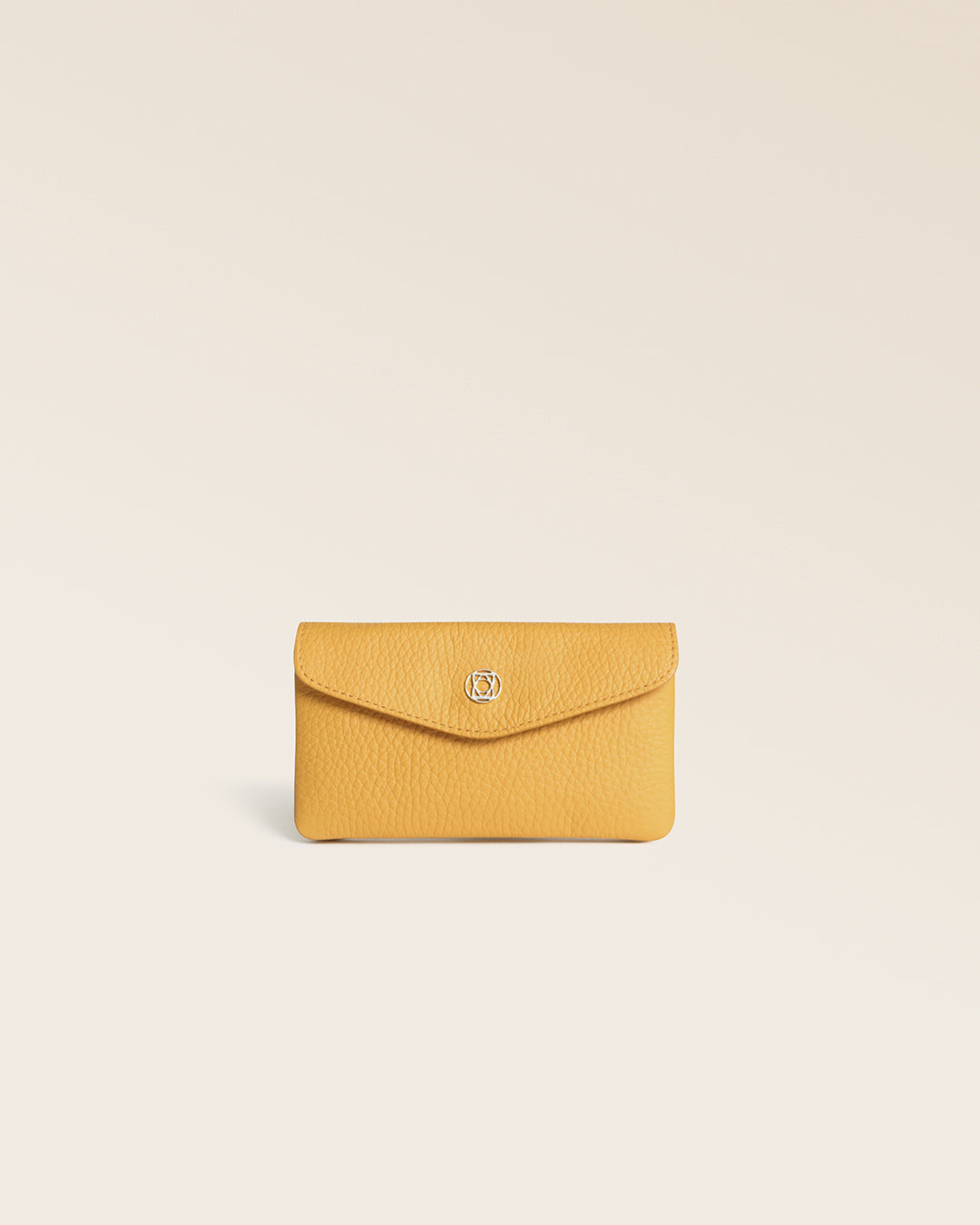 Notre porte-monnaie Lilou en cuir façon vigogne ananas, vu de face fermé en studio.