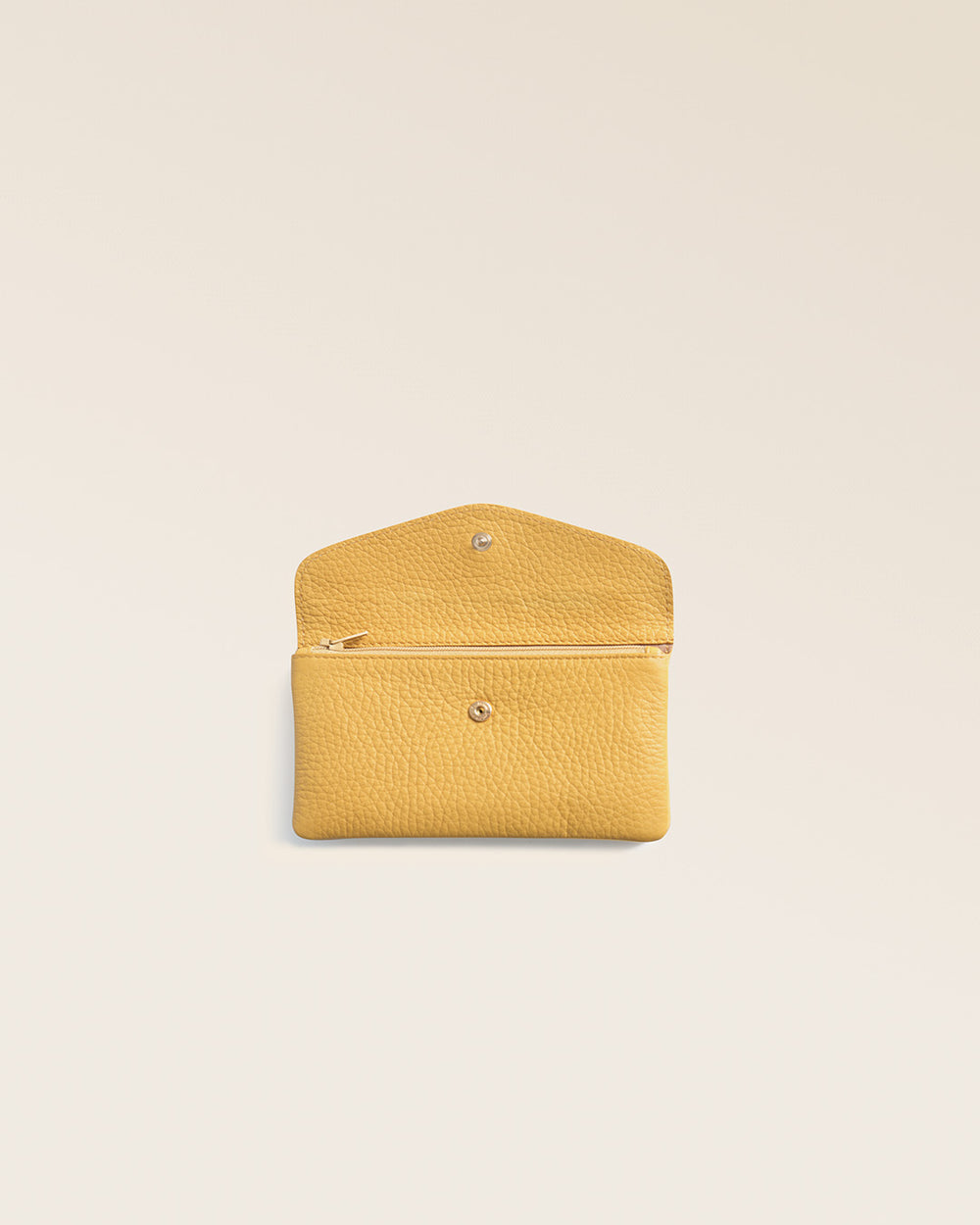 Notre porte-monnaie Lilou en cuir façon vigogne ananas, vu de face ouvert en studio.