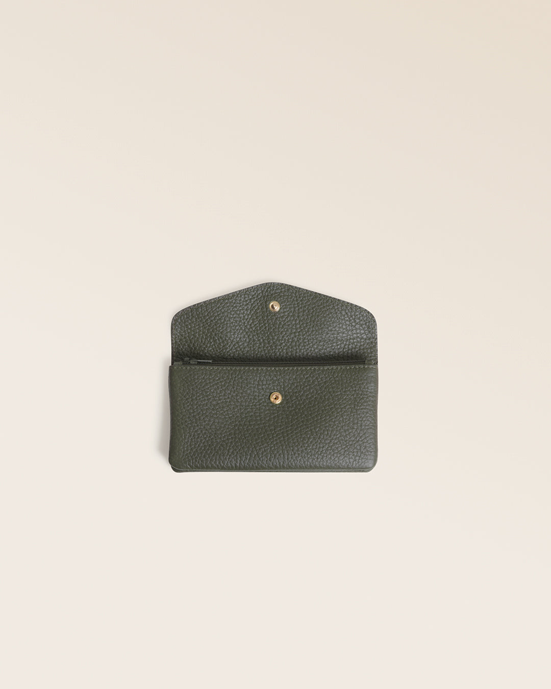 Notre porte-monnaie Lilou Renouard en cuir façon vigogne kaki, vu de face ouvert en studio.