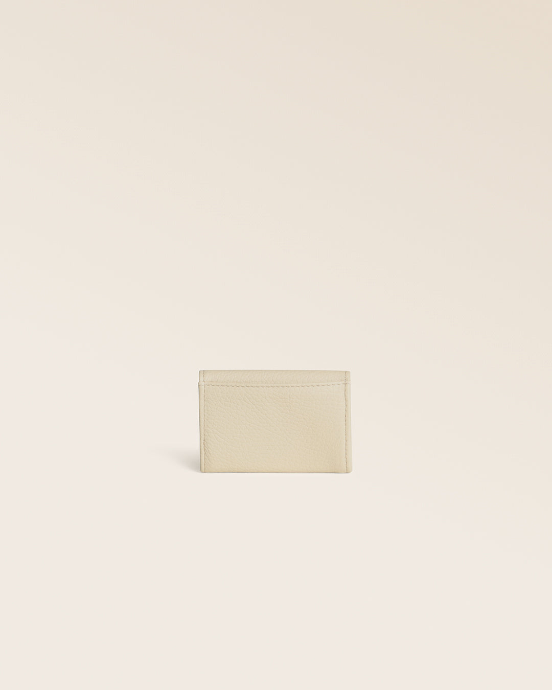 Notre porte-monnaie Mixte Renouard en cuir façon vigogne crème, vu de dos en studio.