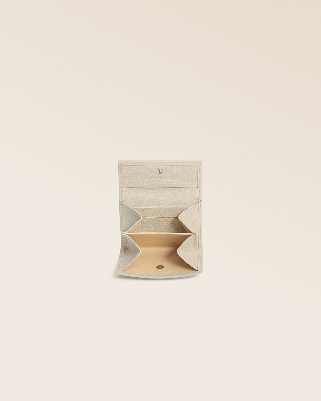 Notre porte-monnaie Mixte Renouard en cuir façon vigogne crème, vu ouvert en studio.