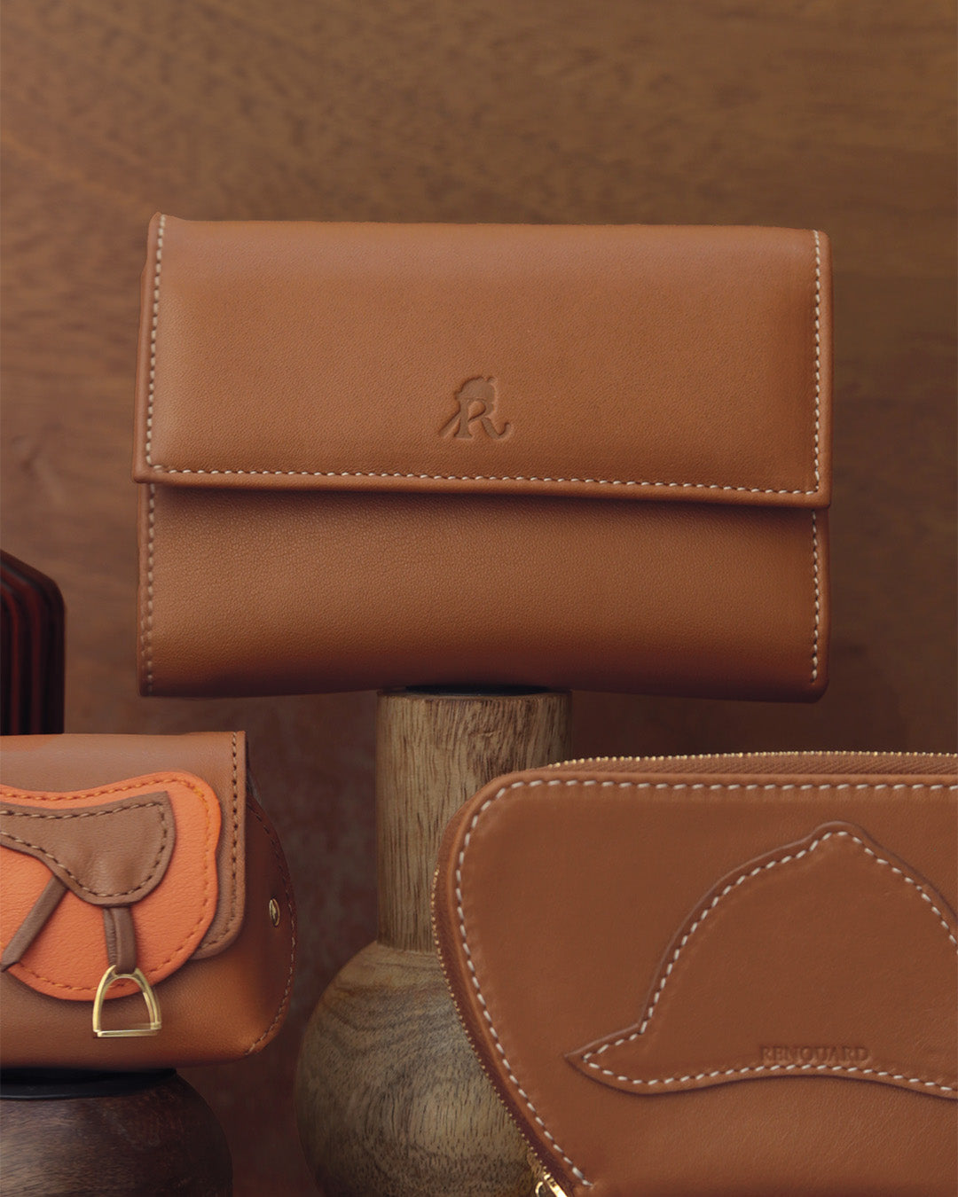 Notre porte-monnaie Opale Renouard en cuir vintage camel, vu de face en ambiance.