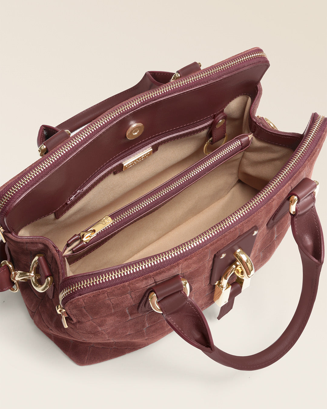 Le sac Mini New-York Renouard en cuir veau velours façon croco acajou et accessoires dorés, vu ouvert en studio.