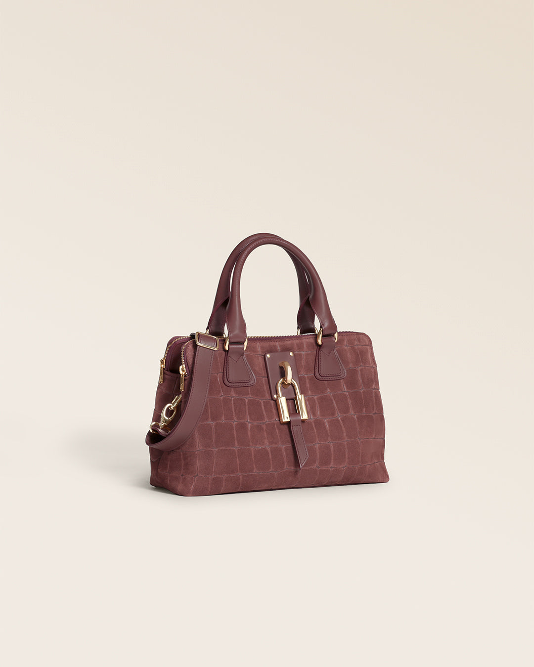Le sac Mini New-York Renouard en cuir veau velours façon croco acajou et accessoires dorés, vu de quart en studio.
