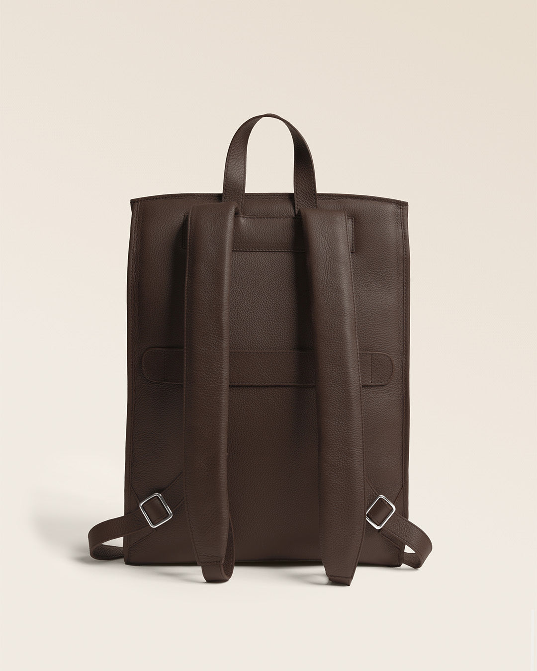 Le sac à dos Alex Renouard en cuir façon vigogne chocolat, vu de dos en studio.