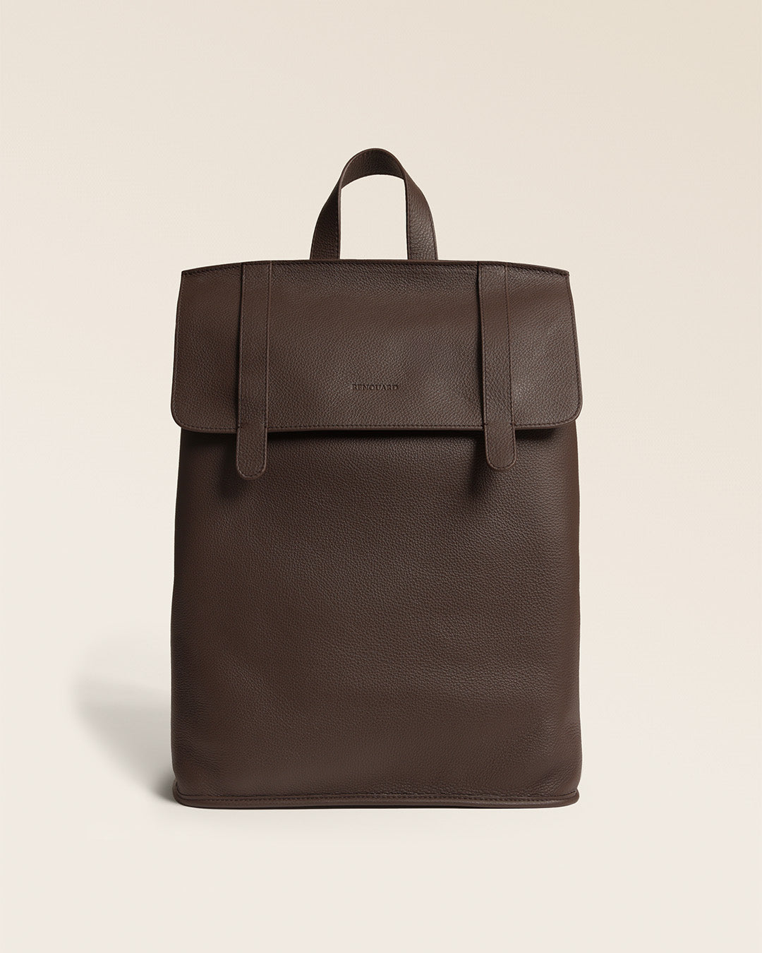 Le sac à dos Alex Renouard en cuir façon vigogne chocolat, vu de face en studio.