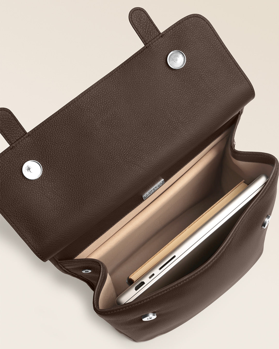 Le sac à dos Alex Renouard en cuir façon vigogne chocolat, vu ouvert en studio.