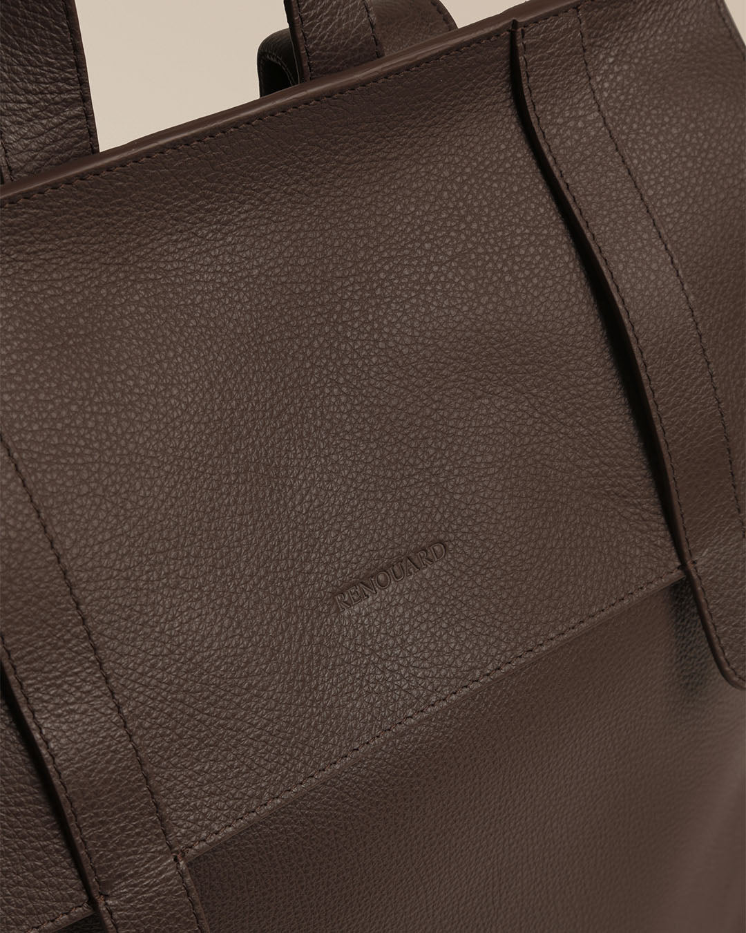 Le sac à dos Alex Renouard en cuir façon vigogne chocolat, vu de près en studio.