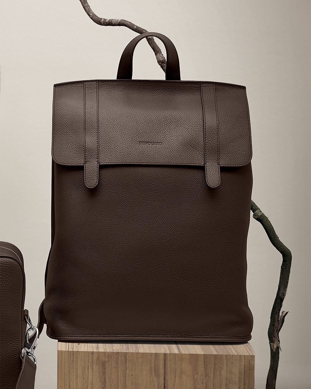 Le sac à dos Alex Renouard en version cuir façon vigogne chocolat vu de face en ambiance.
