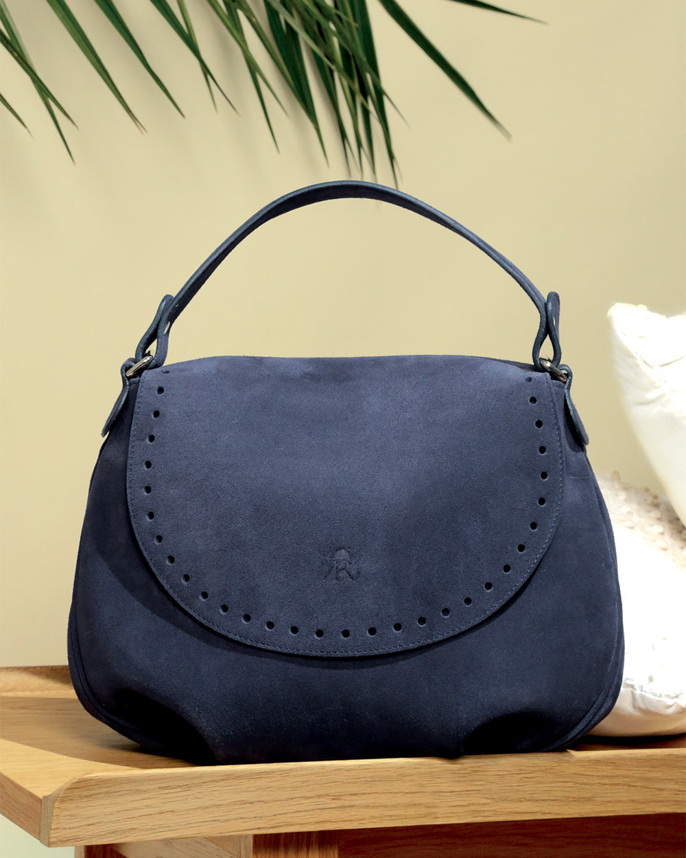 Notre sac Albane Renouard en cuir veau velours encre, vu en ambiance.