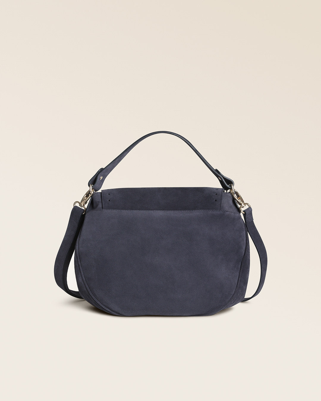 Notre sac Albane Renouard en cuir veau velours encre, vu de dos en studio.