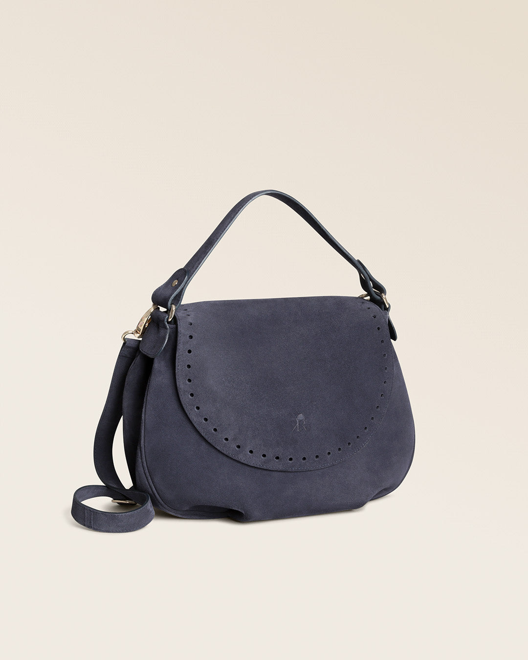 Notre sac Albane Renouard en cuir veau velours encre, vu de quart en studio.